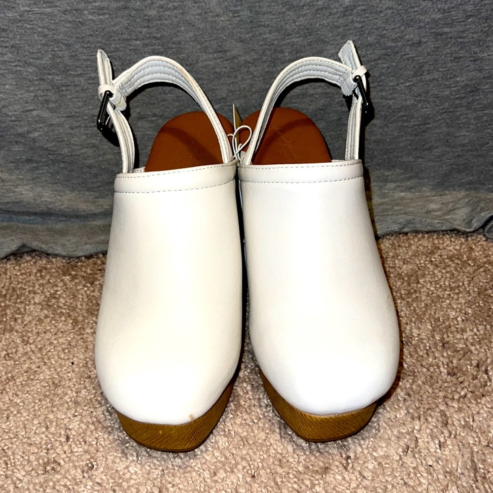 Universal thread shoes never worn!!